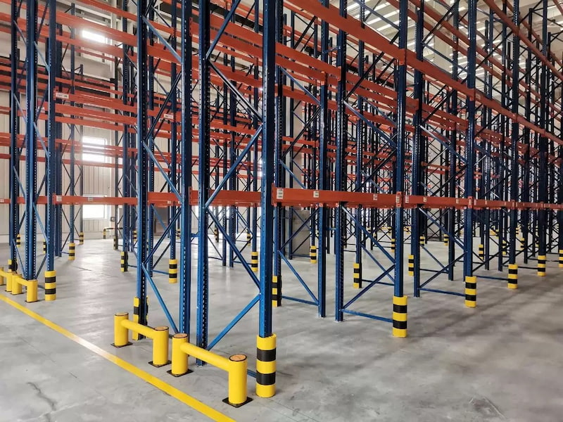 Impact-resistant safety guardrail for industrial racks